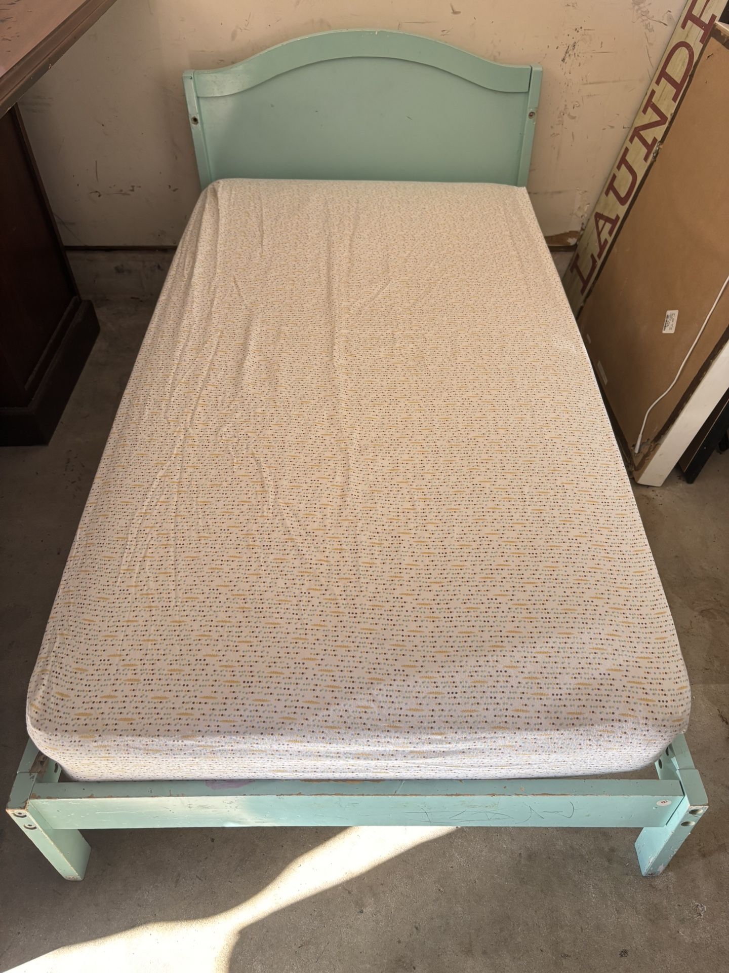 Toddler Bed+Mattress+Sheet