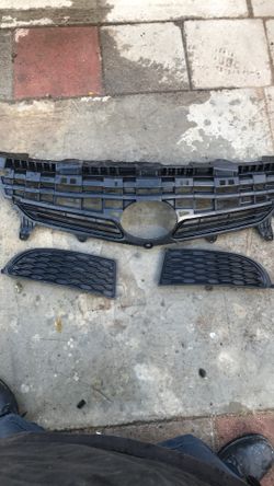 2011 Toyota Prius Front Top Grill And Bottom Corners Bumper Grills