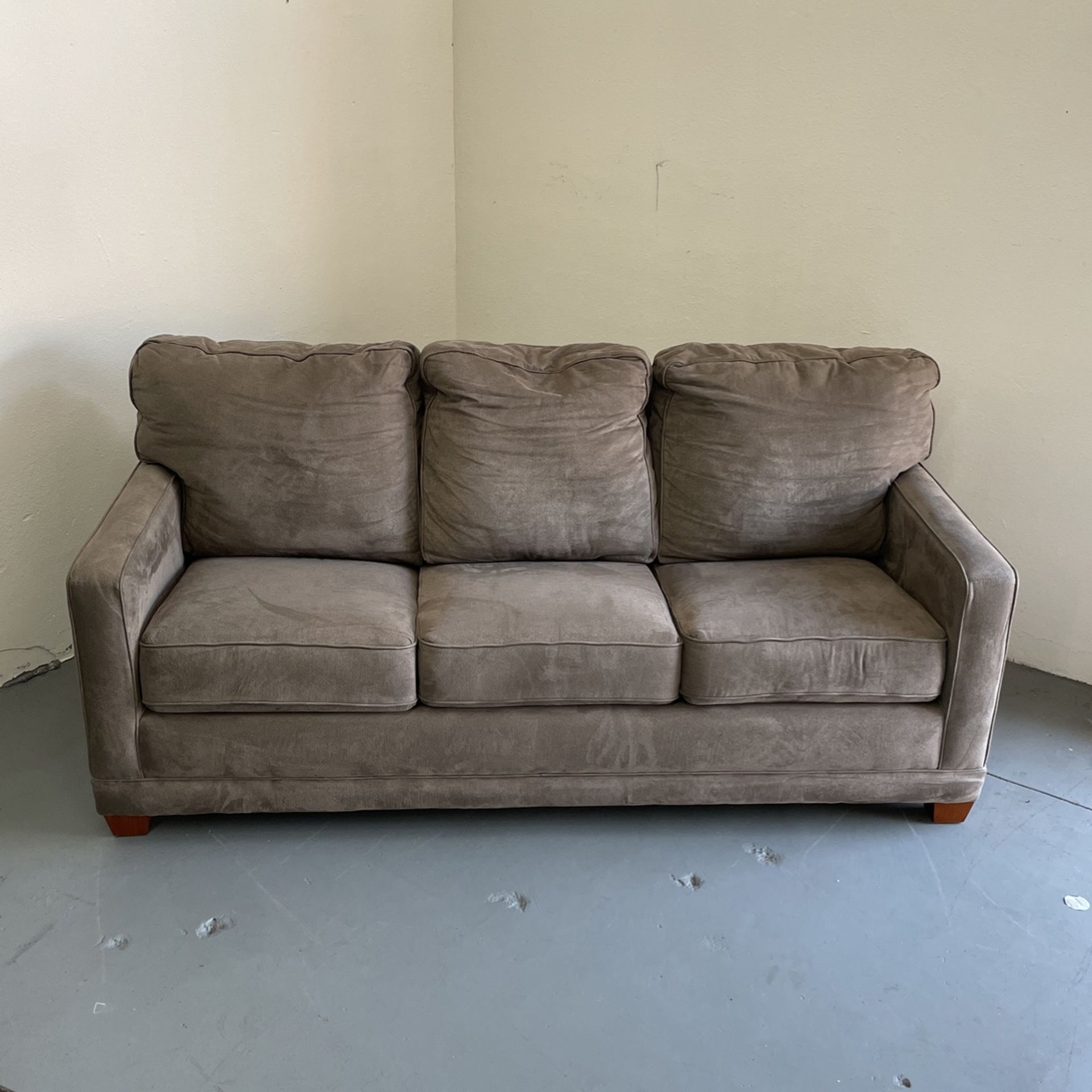 La Z Boy “Kennedy” Queen Sized Sleeper Sofa