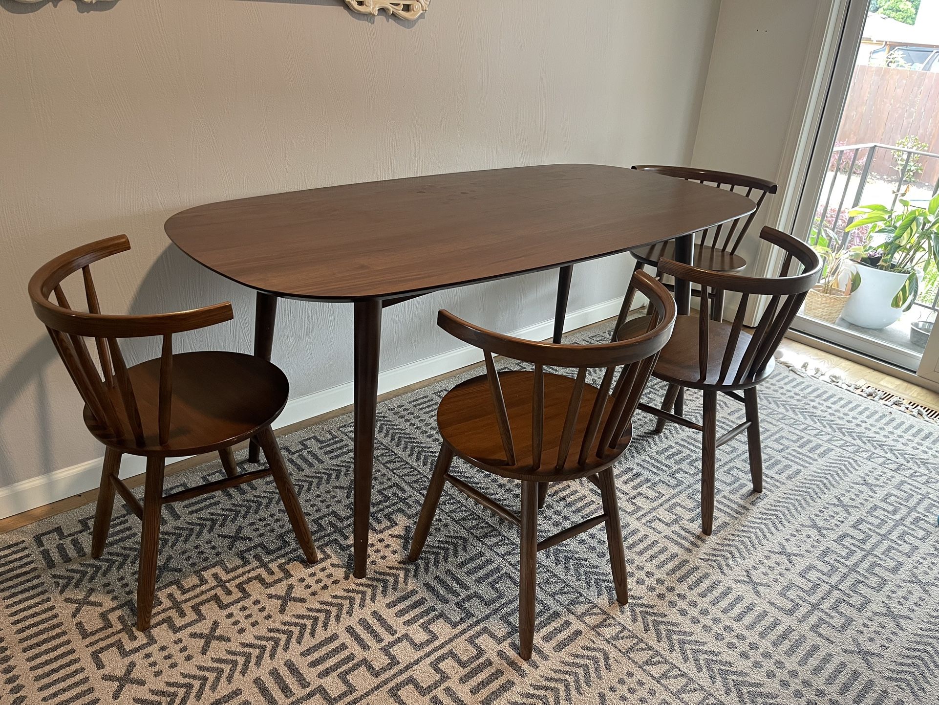 DANIA JUNEAU DINING TABLE & CHAIRS