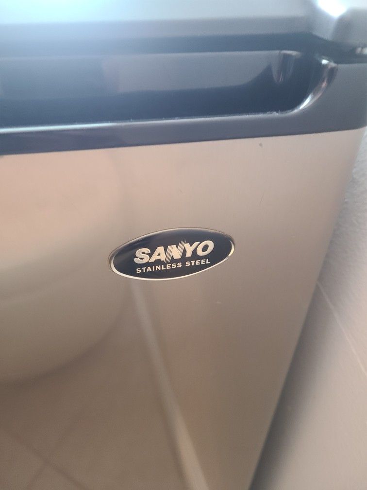 Sanyo MINI Fridge