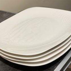 4 Square Plates w/ Free 1 Round Plate