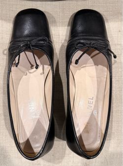 The shoes are marked with the CHANEL interlocking CC logo, Made in Italy, and size 38.5 These markings are visible on the shoe and are shown in the li