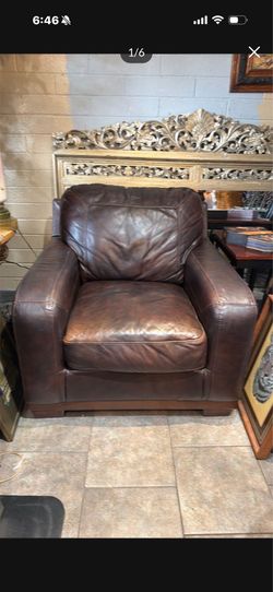 100% leather beautiful Club Chair