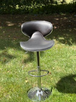 Set of 3 Black Adjustable Swivel Bar Stools Chrome Base – Used