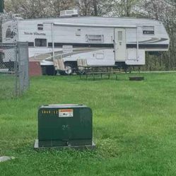 Fifth wheel camper