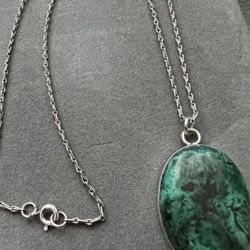 Vintage 925 Sterling silver oval green pendant necklace 18” In good condition  Pendant approx measures 1.5”