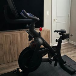 Peloton Bike, Condition, Includes Shoes and Mat - Good - 2021
