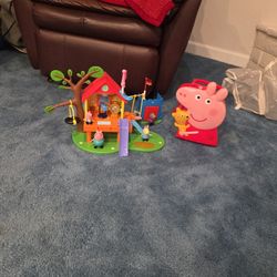 PEPPA PIG TALKING TREEHOUSE WITH CHARACTERS AND STORAGE CONTAINER SEE DESCRIPTION