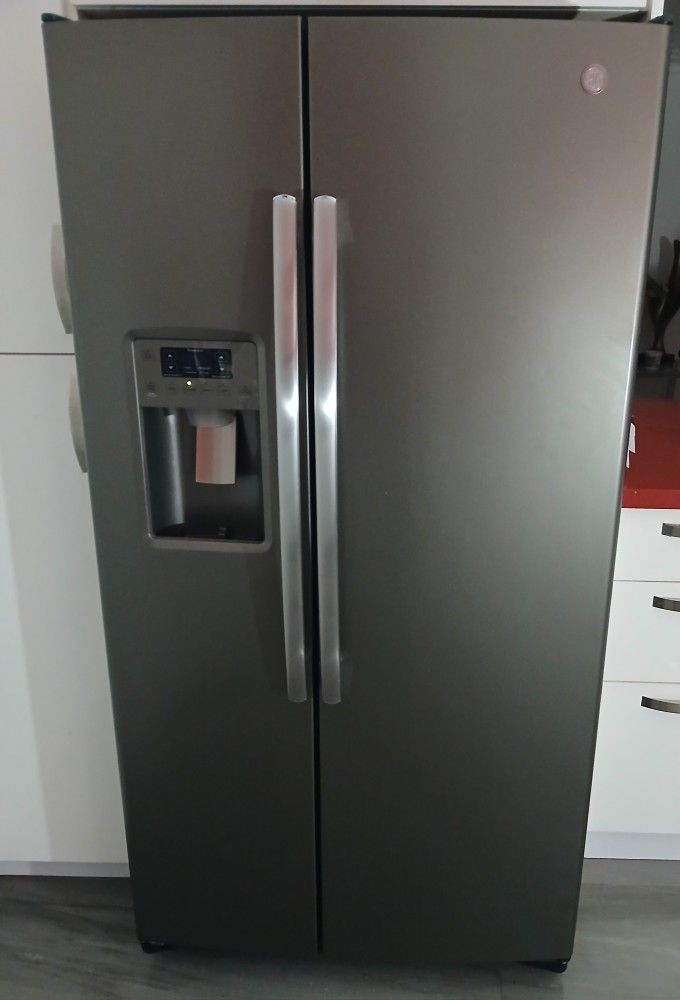 General ELectric, Refrigerator In Beautiful Conditions At a Giveaway Price