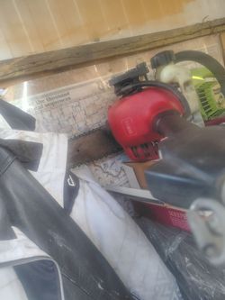 Toro weeder no kiere prender le Cambie la bombita y no sube el gas  prender con quick start pero luego ce apaga