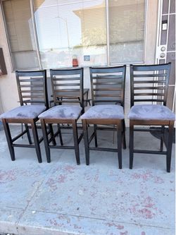 4 HIGH CHAIRS