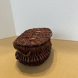Round wicker basket with lid