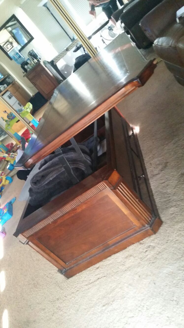 Beautiful Bassett Furniture coffee table with lifting top asking $160 or best offer was originally 500