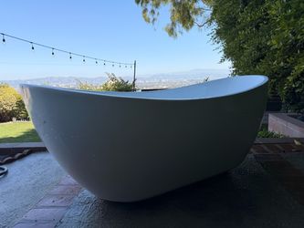 Stunning free stand POTTERY BARN bath