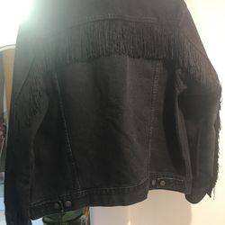Woman’s new Levi’s jacket in excellent condition it’s a size large but it will fit anyone from small to large