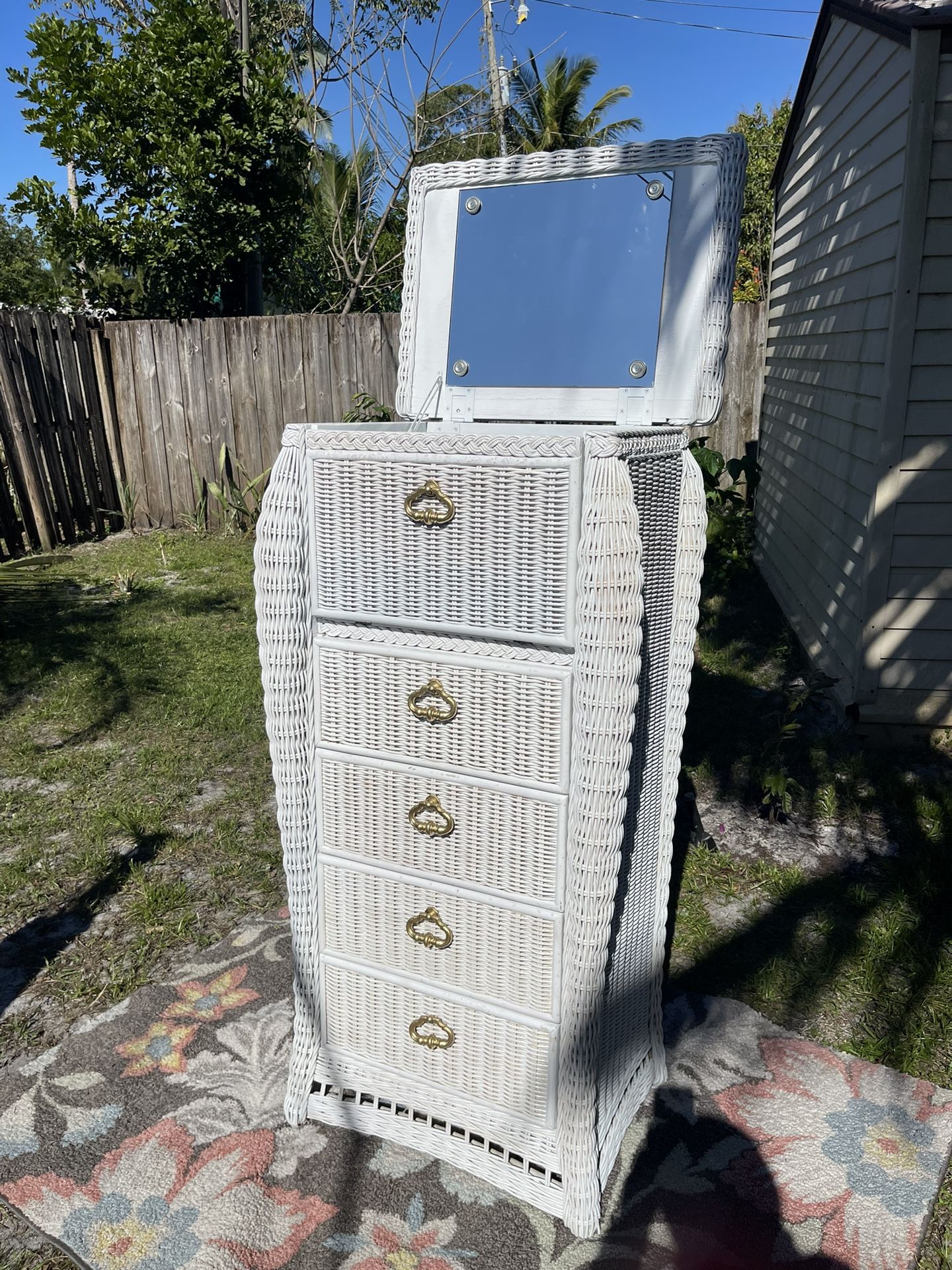 Dresser With 4 Drawers And Mirror 25”1/2W X 52”H X 18”1/2D (Rattan, White Color) In Good Condition $60 Firm On Price