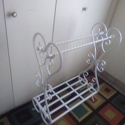 Beautiful Vintage Wrought Iron Heavy Twisted Blanket Or Towel Stand! Located In Reedley! Hablo Espanol!