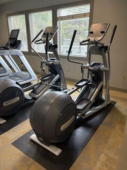 Precor 835 Elliptical LOW HOURS!