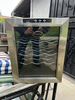 Wine refrigerator