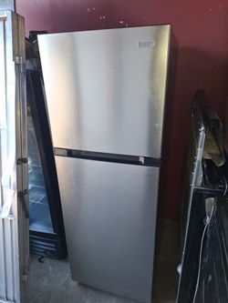 10 1CF  STUDIO SIZE REFRIGERATOR. (NoHo)