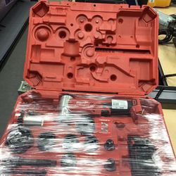 MILWAUKEE M18 FORCE LOGIC 6T KNOCKOUT TOOL KIT 