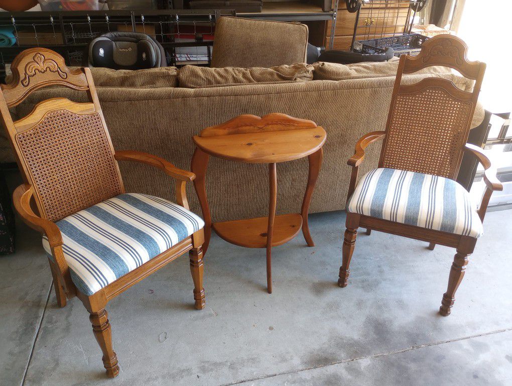 Beautiful set of two armchairs and a half-moon table