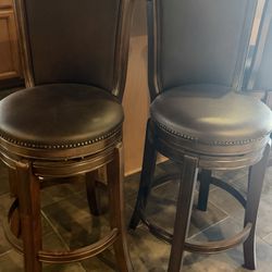Set of 5 Swivel Bar Stools – Leather Seats, Solid Wood, Excellent Condition