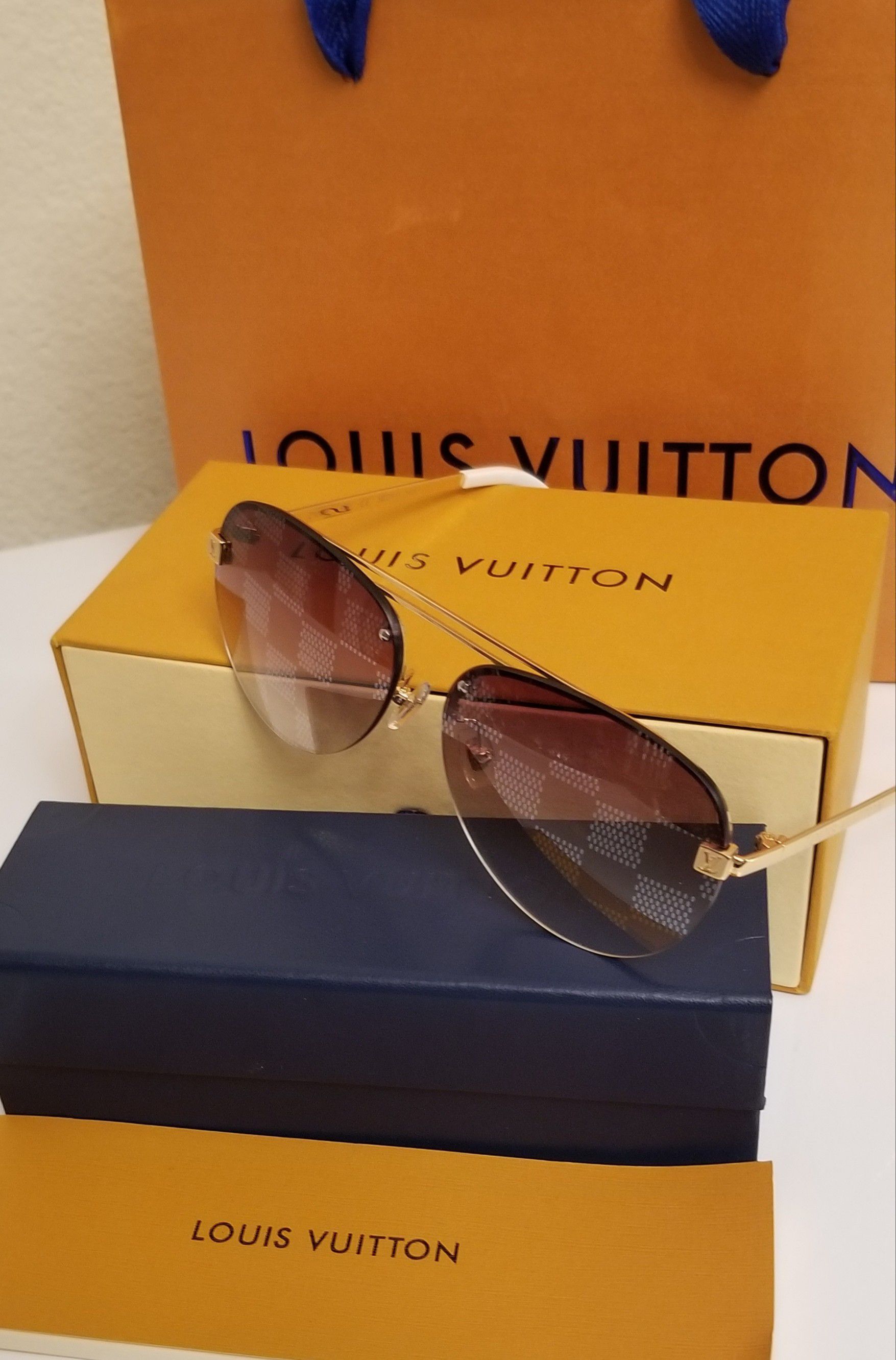 100% Authentic Louis Vuitton Clockwise Z1020E Gold/White Framed Damier  Gradient Lens for Sale in Denver, CO - OfferUp