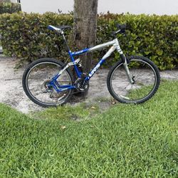 Giant NRS-3 M Frame 26 Inch Wheel Full Suspension