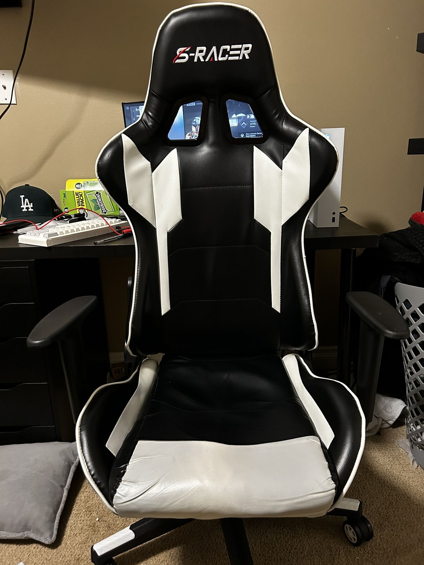 SRacer gaming chair (Black and white) for Sale in Des Moines