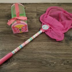 Melissa & Doug Sunny Patch Cutie Pie Butterfly Bug House Toy With Carrying Handle and Easy-Access Door
& Butterfly Catcher