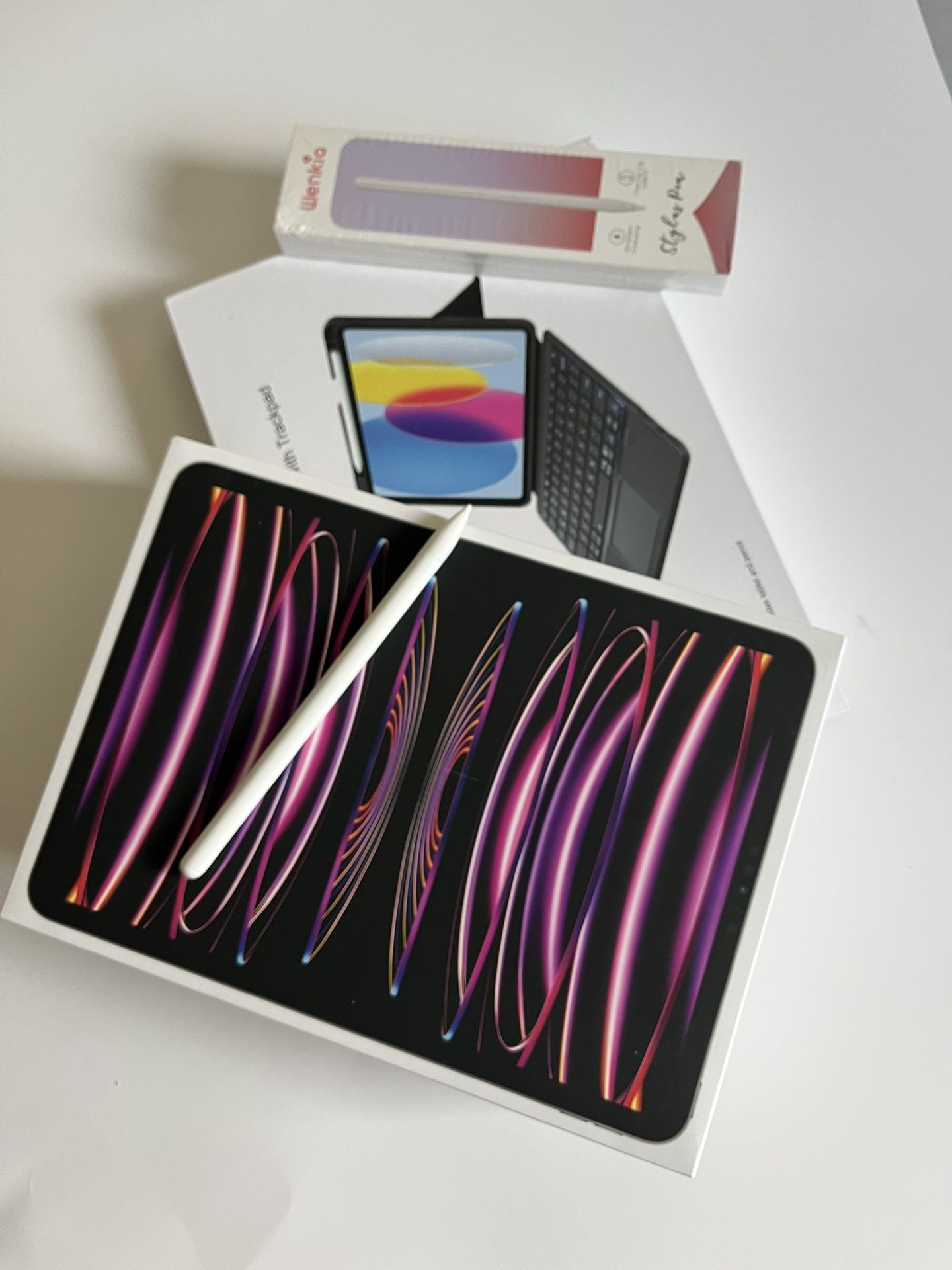 Apple iPad Pro 11” 4th generation (M2 Chip) 128GB WiFi + Cellular / unlocked with keyboard and pencil