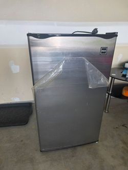 LIKE-NEW RCA Mini Fridge (Used Less Than a Month!) - $30