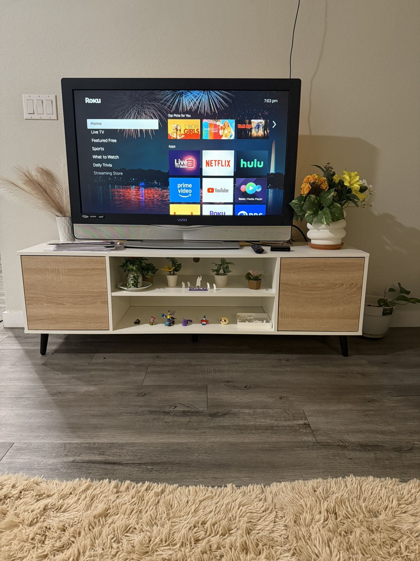 42” Tv (with free roku device and roku remote)
