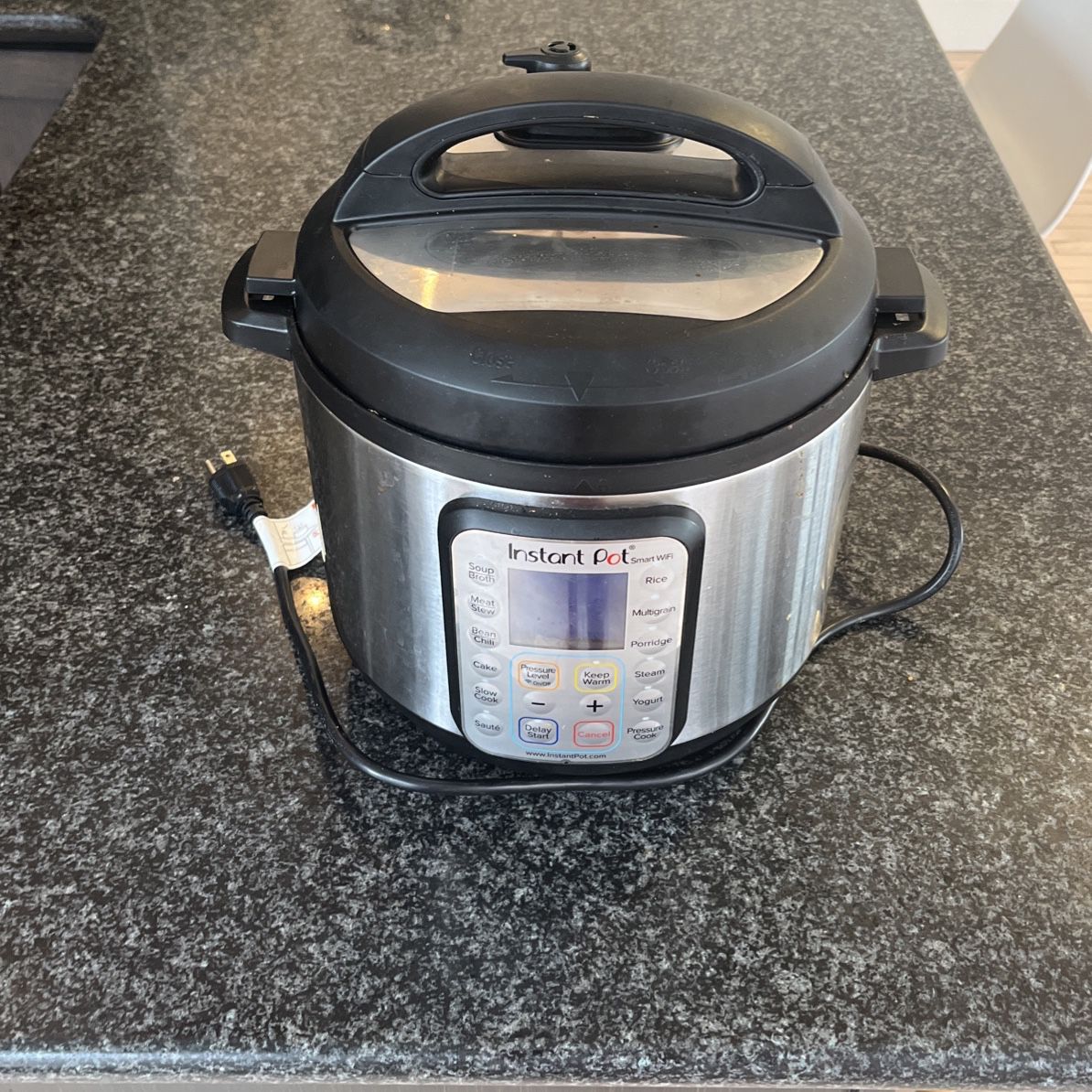 Instant Pot Lux 8 Quart With Accessories for Sale in New York, NY - OfferUp