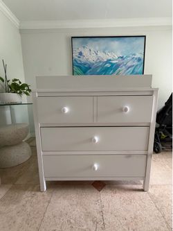 Toddler Dresser with Changing Table – Great Condition