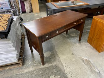 Scholars Outlet Desk