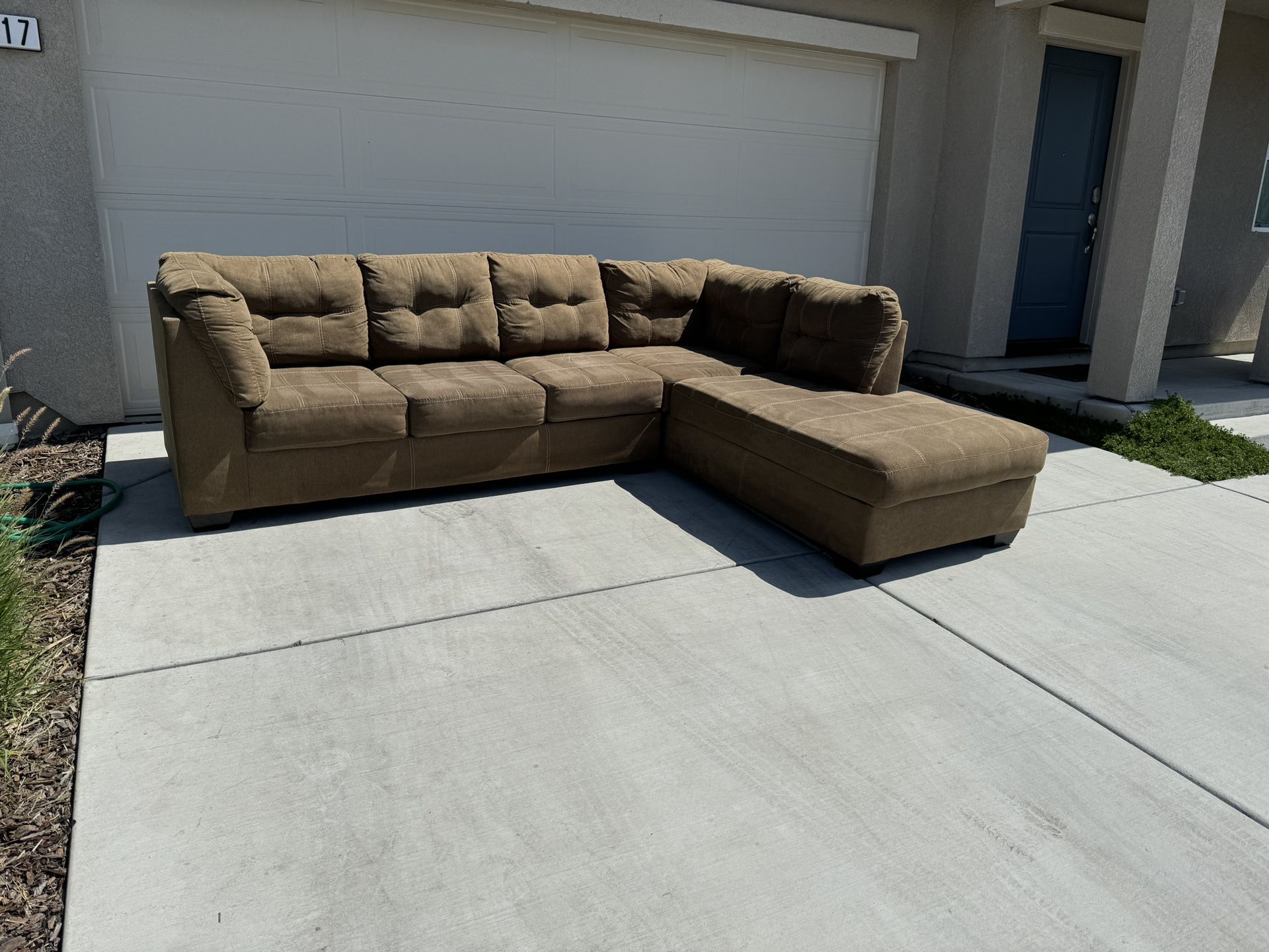 *Free Delivery 🚚 * Brown Sectional Couch
