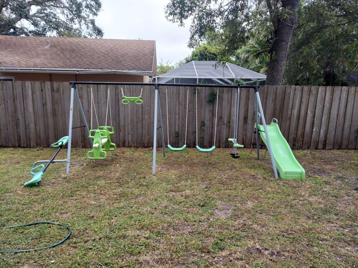 Free Kids Playground set - must Pick Up
