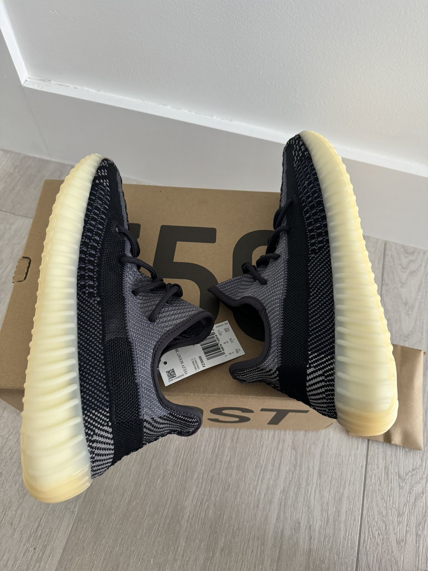 Adidas Yeezy Boost 350 V2 Carbon 9.5 Brand NEW