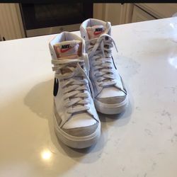 Tenis NIKE  Size 61/2  Buenas Condiciones  $20