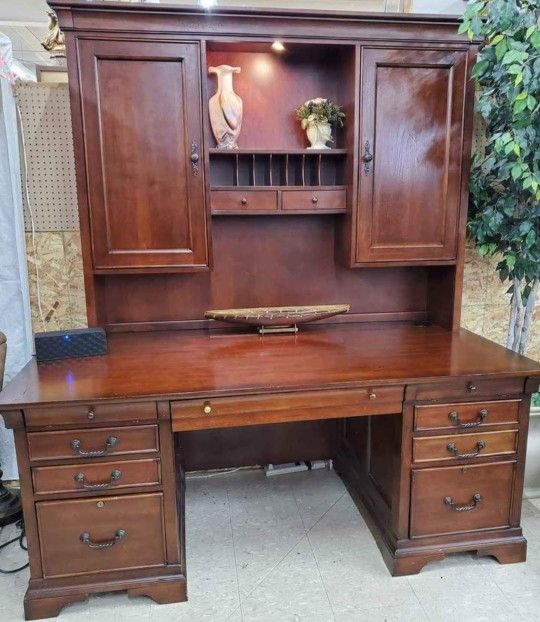 2 PEICE DESK & HUTCH LIGHT