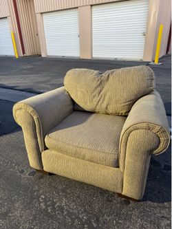 Made in the USA super comfy recliner. Excellent condition smells great.