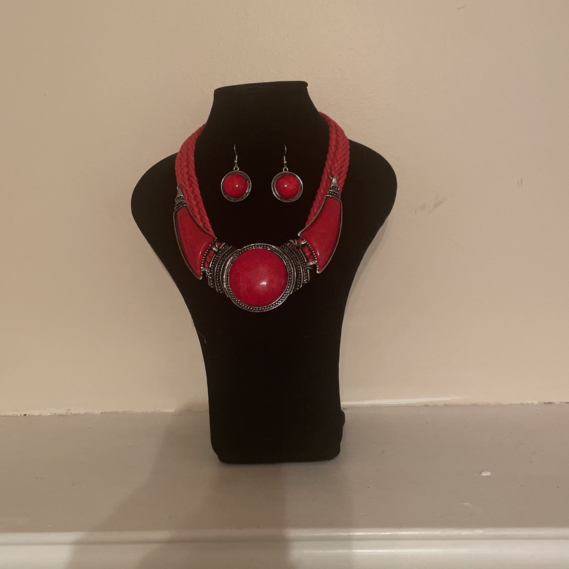 Ella & Elly Red Statement Necklace and Earrings 