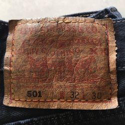 LEVI STRAUSS 501 32 X 30 BUTTON FLY COLOR: BLACK EXCELLENT CONDITION  LOCATION HORIZON AND GREENWAY 89002 $20.00