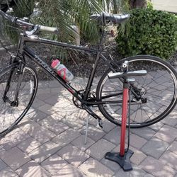 Trek 7.5 FX hybrid/fitness Bicycle W/ Bike Lock And Pump