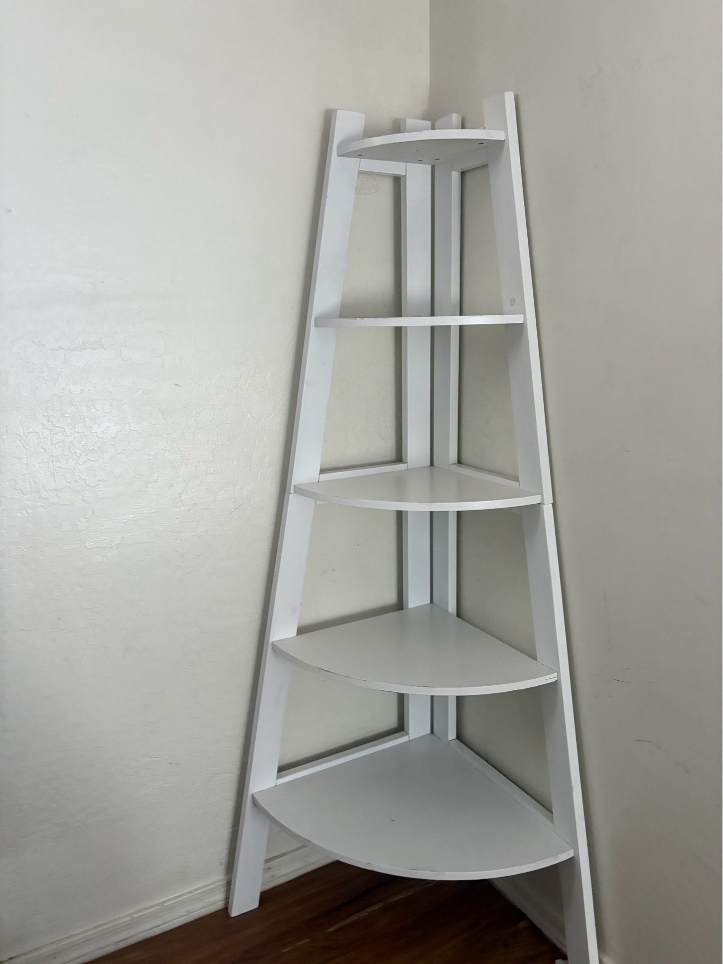 White corner shelf