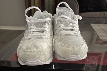 BRAND NEW WOMEN REEBOK CLASSICS…SIZE 7