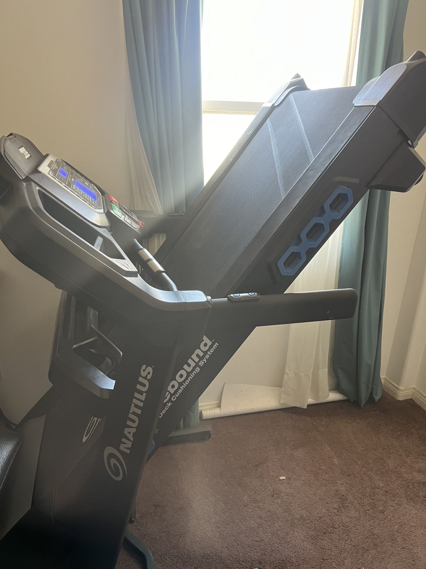 Nautilus Treadmill T618 for Sale in Oxnard, CA OfferUp